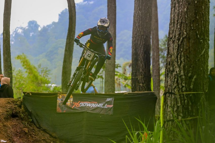 Rendy Varera dan Ayu Triya Andriana Juara Indonesian Downhill 2024