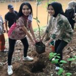 RK Pink Tanam Pohon di Kali Ciliwung, Implementasi Program Ridwan Kamil-Suswono Majukan Lingkungan Jakarta