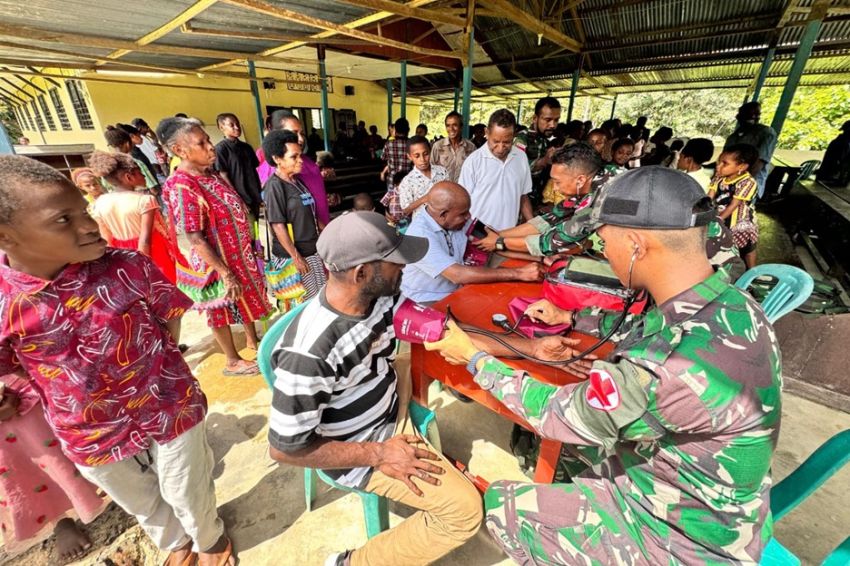 Satgas Yonif 501 Kostrad Hadirkan Pelayanan Kesehatan Gratis bagi Warga Ayata