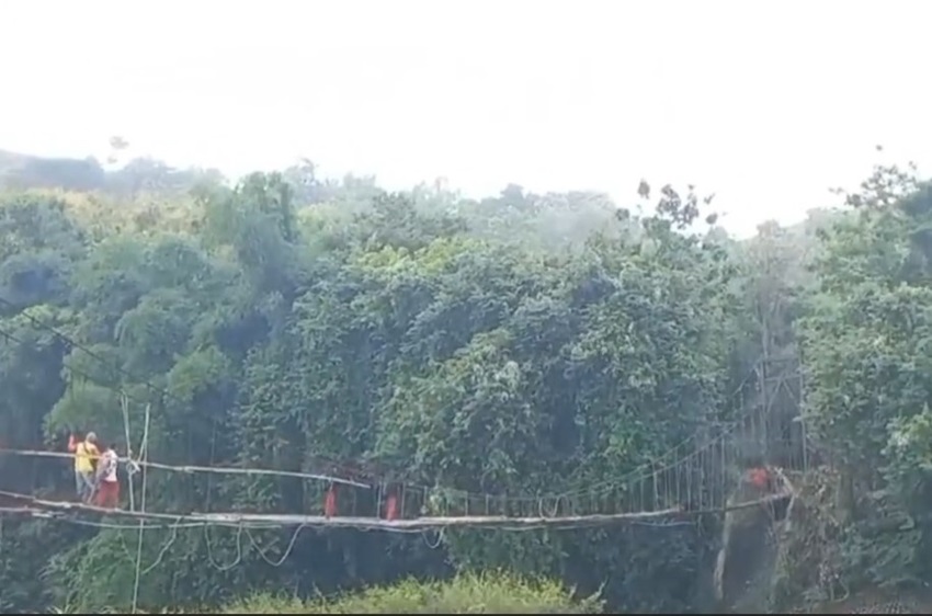 Siswa di Garut Bertaruh Nyawa ke Sekolah Lewati Jembatan Rusak Nyaris Putus