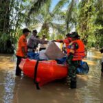 Suka Duka Petugas Pengangkut Logistik Pilkada 2024, Terjang Banjir dan Sungai, Lanjut Berjalan Kaki