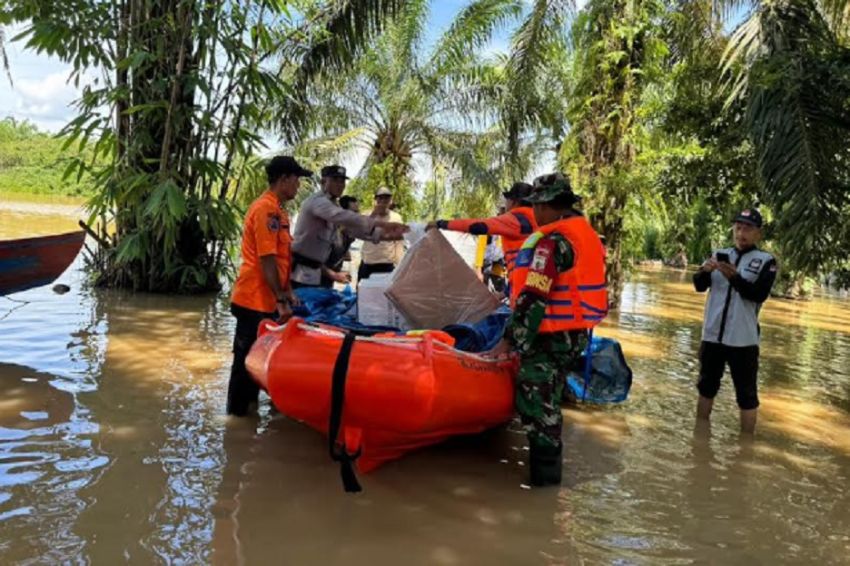 Suka Duka Petugas Pengangkut Logistik Pilkada 2024, Terjang Banjir dan Sungai, Lanjut Berjalan Kaki