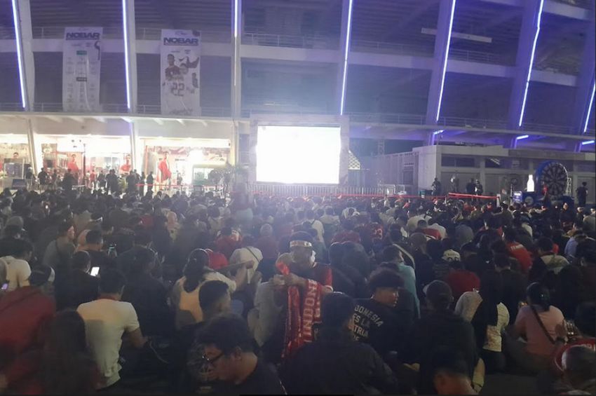 Suporter Padati Plaza Utara SUGBK Nobar China vs Timnas Indonesia