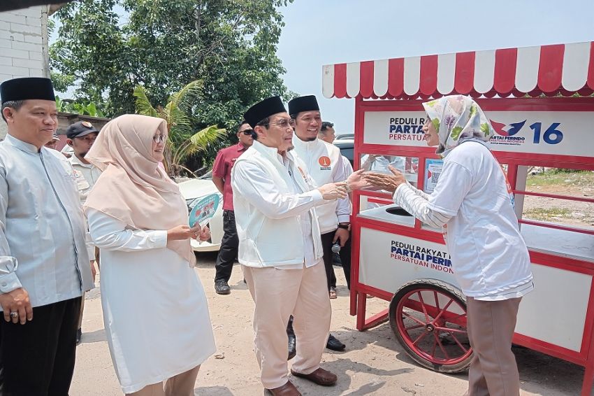 Suswono Serahkan Bantuan Gerobak dari Partai Perindo kepada Pelaku UMKM di Rawa Buaya