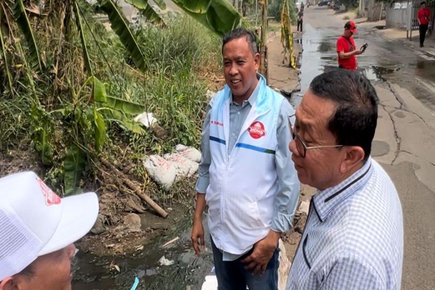 Terima Laporan via Medsos, Tri Adhianto Gercep Datangi Jalan Rusak di Bekasi