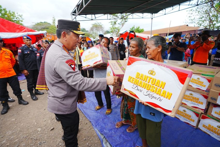 Tinjau Posko Pengungsi Erupsi Gunung Lewotobi, Kapolri Salurkan Bantuan Kemanusiaan