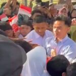 Wapres Gibran Bagi-bagi Buku dan Susu untuk Masyarakat di Depan Akmil Magelang