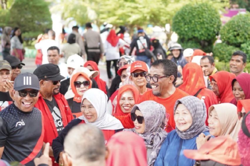 Warga dan Tokoh Masyarakat Maluku Utara Jalan Sehat Bersama Sultan Tidore