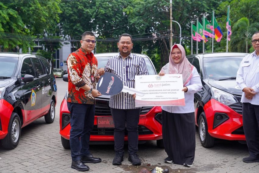 Bank Jatim Serahkan Mobil ke Pemkab Gresik dan Percantk Alun-Alun Kota Probolinggo