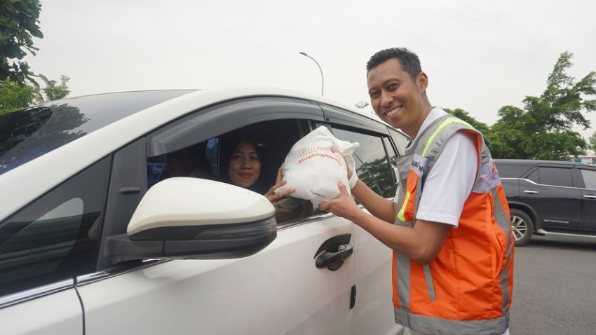 Berbagi Momen Nataru Ceria, Astra Tol Cipali Beri Bingkisan dan Sapa Pengguna Jalan di Rest Area KM 130