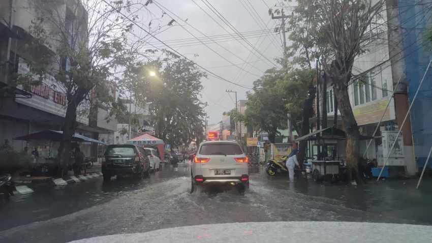 Bukan Cuma Aquaplaning, Hujan Juga Bawa Teror Lain di Jalan Raya!