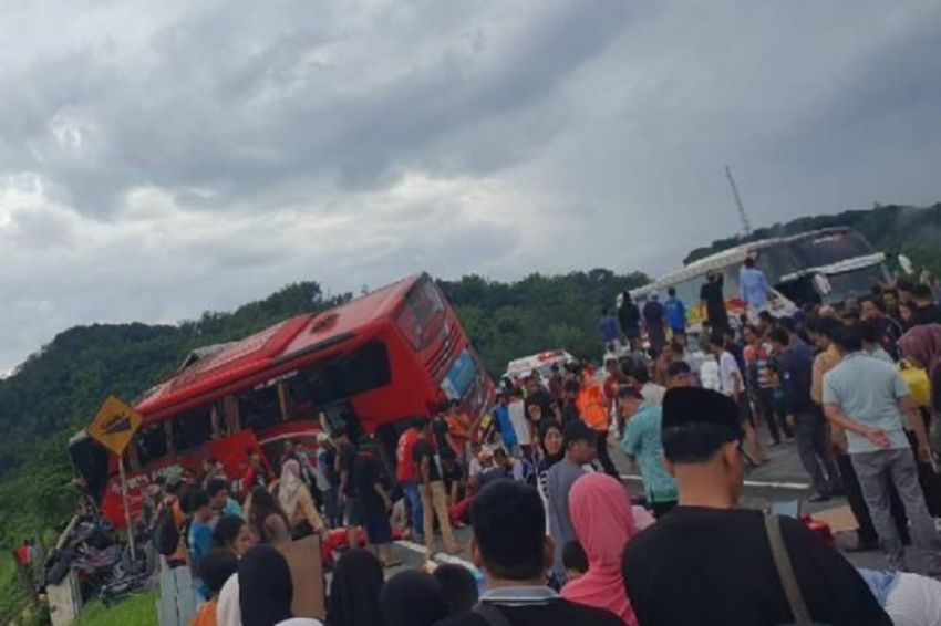 Bus Pariwisata Ditabrak Truk di Tol Pandaan-Malang, 4 Tewas