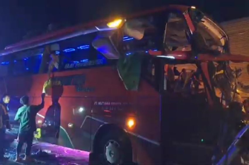 Bus Pariwisata Rombongan Peziarah Tabrak Belakang Truk di Tol Cipularang, 2 Tewas Belasan Luka