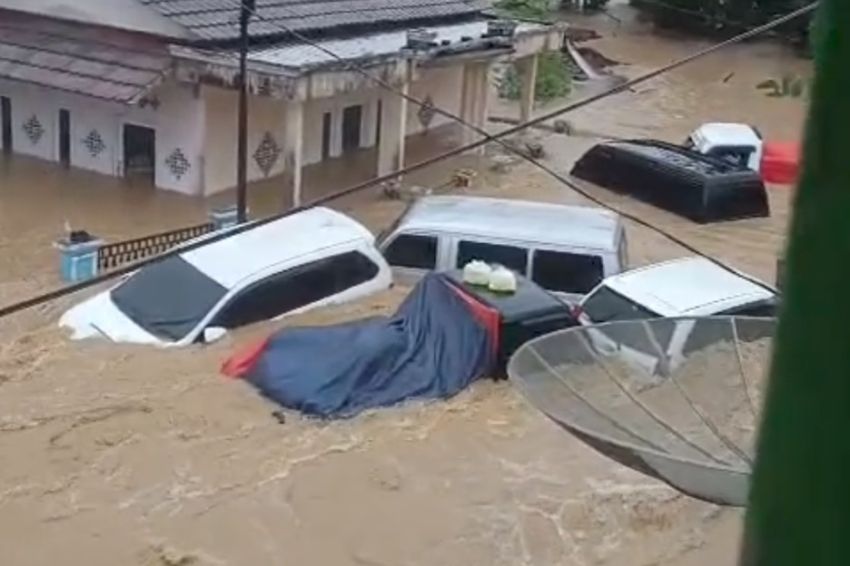 Detik-detik 6 Minibus Terseret Banjir di Sukabumi