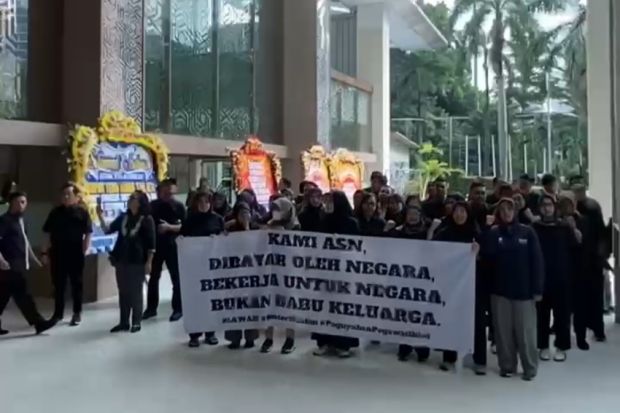 Didemo Para Pegawai, Kemendikti Saintek Buka Suara