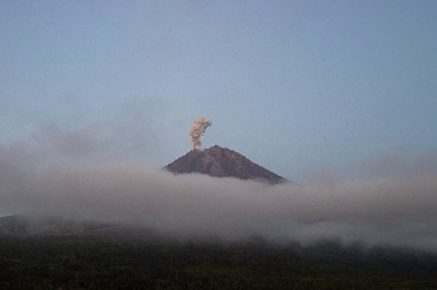 Gunung Semeru Erupsi Pagi Ini, Luncurkan Abu Vulkanik 1.000 Meter