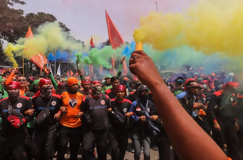 Hari Ini MK Bacakan Putusan Uji Materi UU Cipta Kerja, Ribuan Buruh Turun ke Jalan