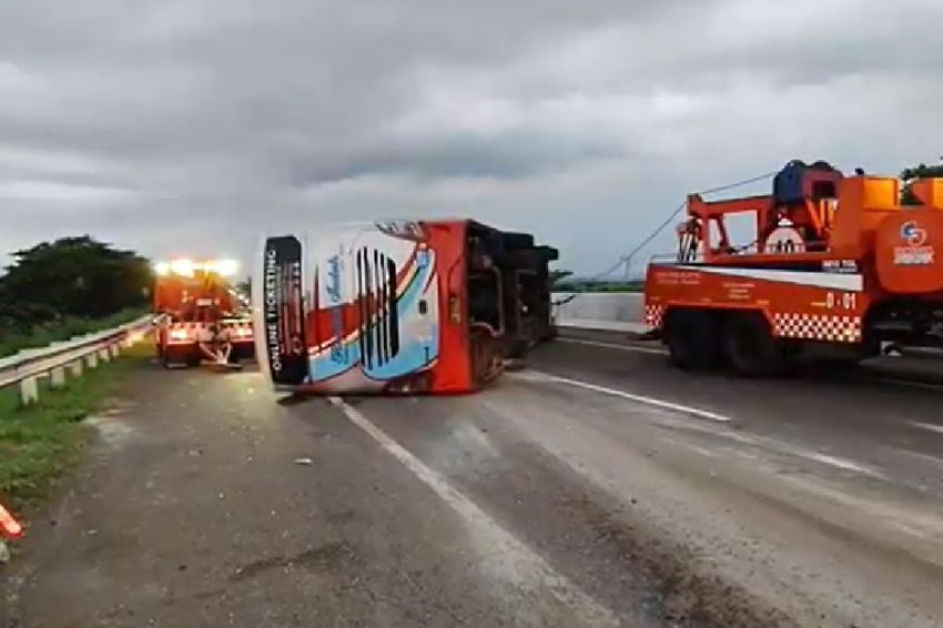 Hindari Mobil Rem Mendadak, Bus Rosalia Indah Terguling di Tol Kanci-Pejagan