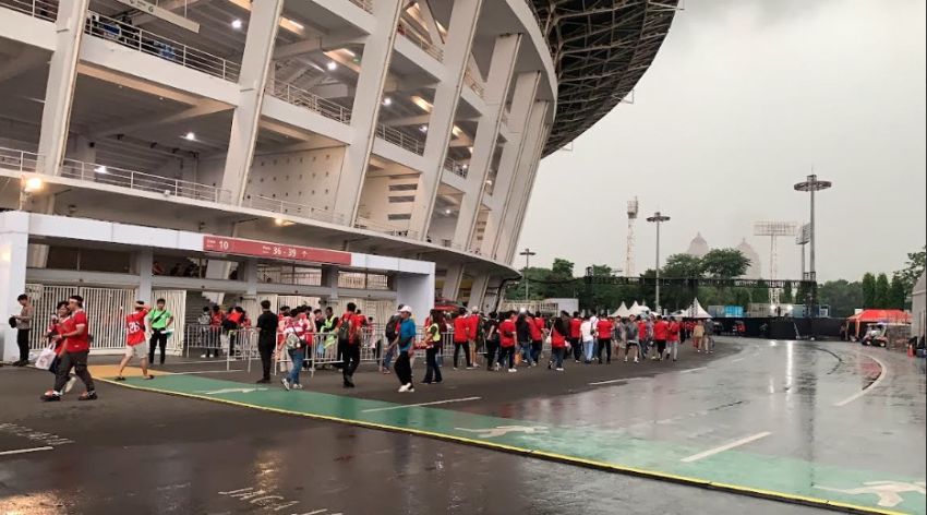 Hujan Lebat Tak Surutkan Semangat Suporter Dukung Timnas Indonesia Lawan Arab Saudi