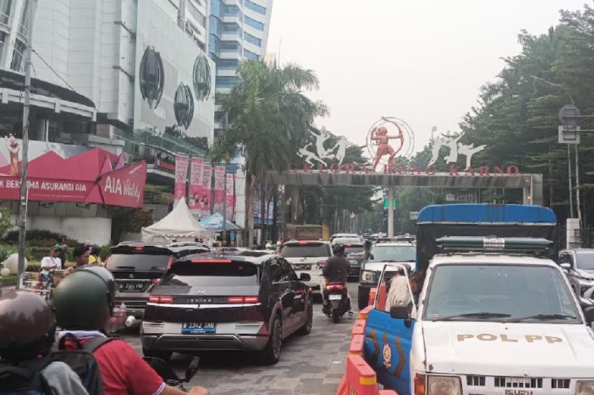 Jelang Timnas vs Jepang, Jalan Jenderal Sudirman Arah Masuk GBK via FX Macet Parah