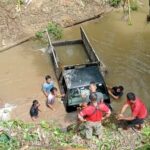 Jembatan Penghubung 2 Kecamatan di Nias Barat Ambruk, Pikap Bermuatan Kelapa Tercebur