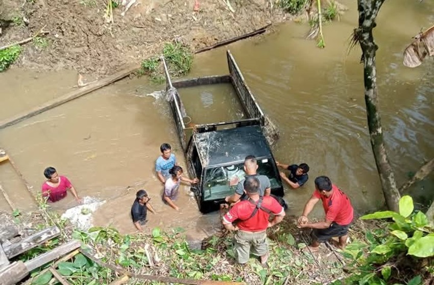 Jembatan Penghubung 2 Kecamatan di Nias Barat Ambruk, Pikap Bermuatan Kelapa Tercebur