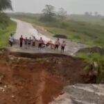 Jembatan Penghubung Desa Hambalang-Babakan Madang di Puncak 2 Bogor Terputus Terbawa Arus Sungai