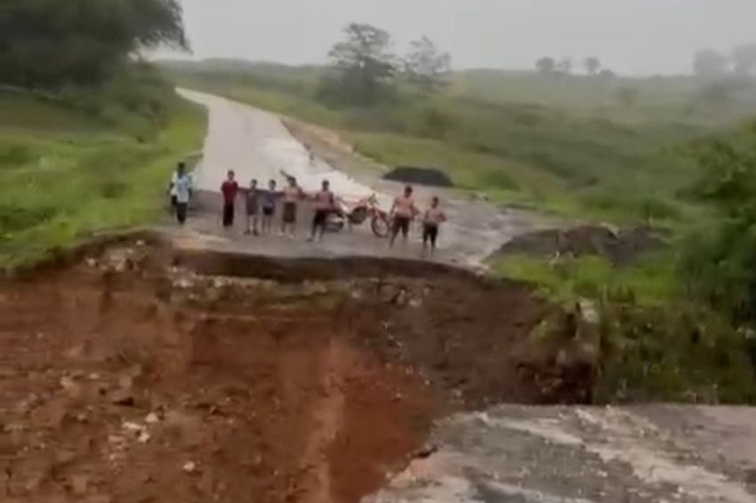 Jembatan Penghubung Desa Hambalang-Babakan Madang di Puncak 2 Bogor Terputus Terbawa Arus Sungai