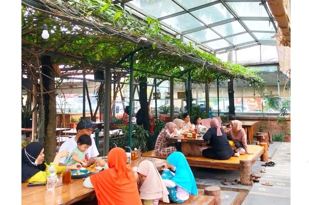 Kampung Makan: Destinasi Kuliner Ramah Kantong dengan Suasana Ramah Keluarga