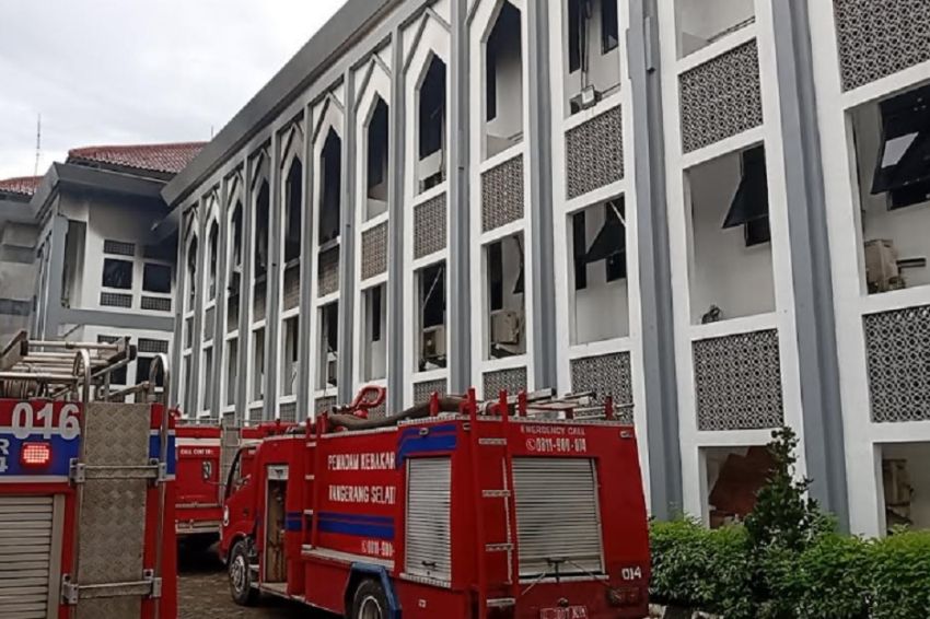 Korsleting Listrik Diduga Penyebab Kebakaran Gedung Rektorat UIN Syarif Hidayatullah