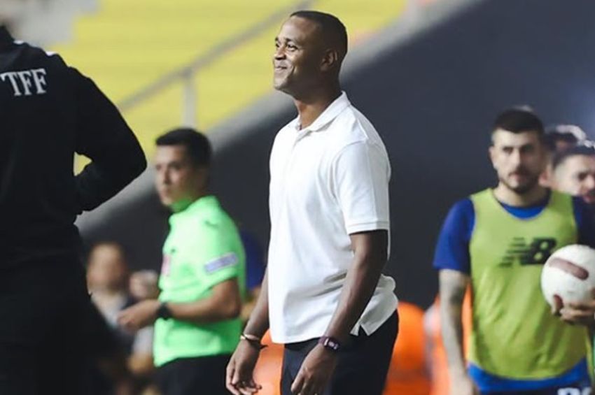 Medsos Patrick Kluivert Diserbu Netizen Indonesia: Kluivert Out!