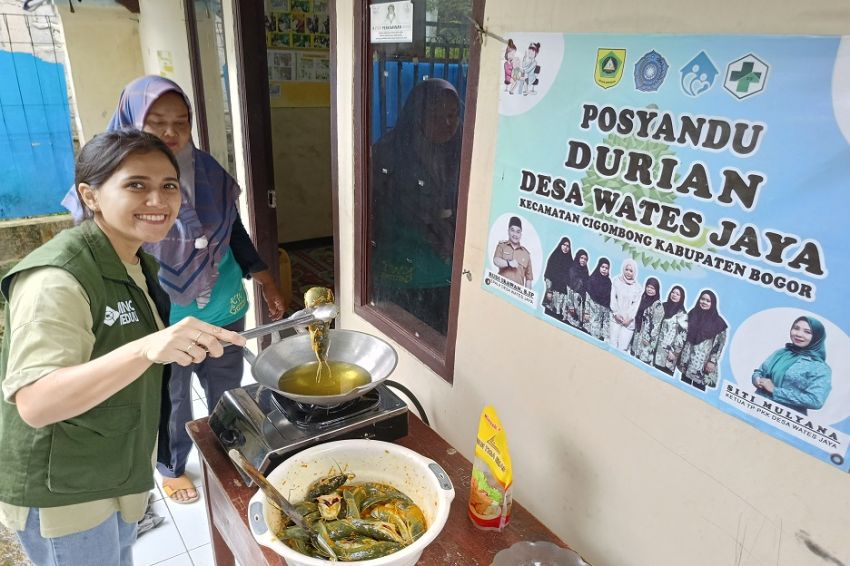 MNC Peduli Berikan Makanan Bergizi Menu Ikan Lele di Kampung Ciletuh Girang Bogor