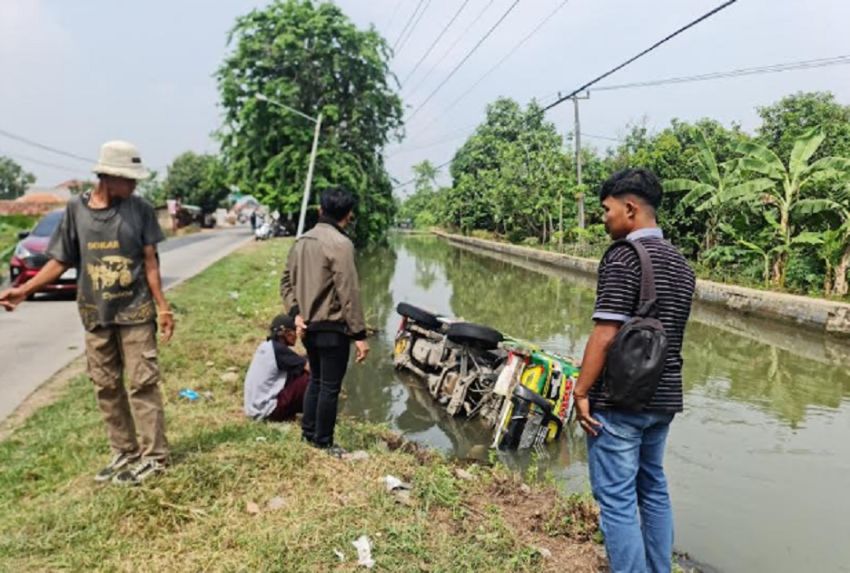 Mobil Odong-odong Dinaiki 17 Orang Nyemplung ke Sungai Lemahabang