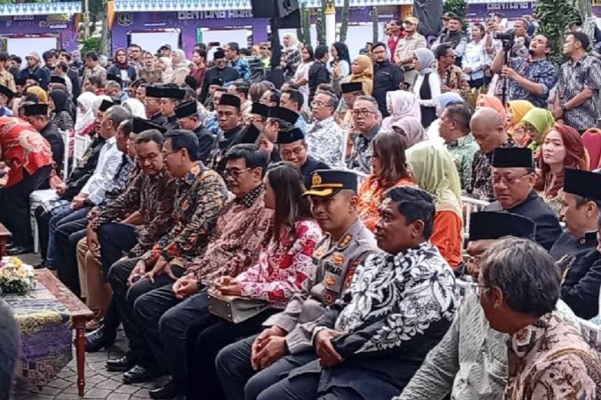 Momen Anies-Ahok Bercengkerama Akrab di Balai Kota Jakarta