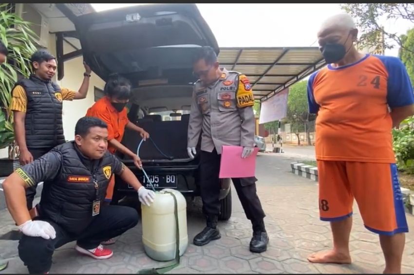 Pasutri Lansia di Jombang Ditangkap Polisi Gara-gara Modif Mobil untuk Borong BBM Bersubsidi