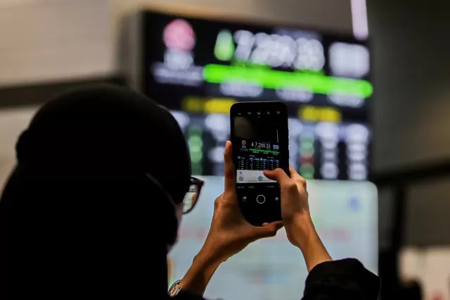 Perdagangan Saham Perdana di 2025, IHSG Menghijau ke 7.092