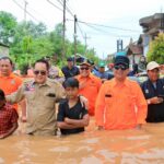 Pj Gubernur Jatim Tangani Banjir Pasuruan, Salurkan Bantuan dan Penuhi Kebutuhan Masyarakat