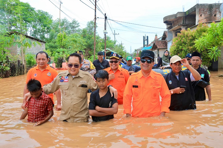 Pj Gubernur Jatim Tangani Banjir Pasuruan, Salurkan Bantuan dan Penuhi Kebutuhan Masyarakat