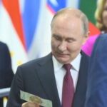 Putin Pegang Uang Kertas Simbolis BRICS, Menarik Perhatian Dunia