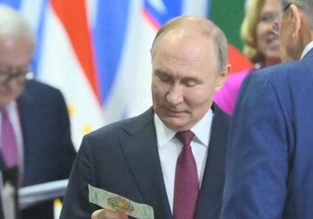 Putin Pegang Uang Kertas Simbolis BRICS, Menarik Perhatian Dunia