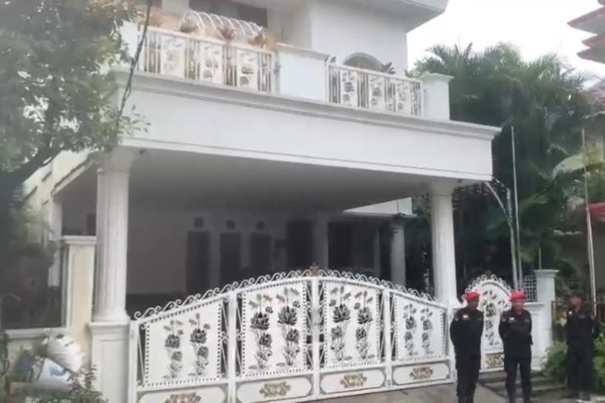 Rumah Hasto Kristiyanto di Bekasi Dijaga Satgas Cakra Buana PDIP