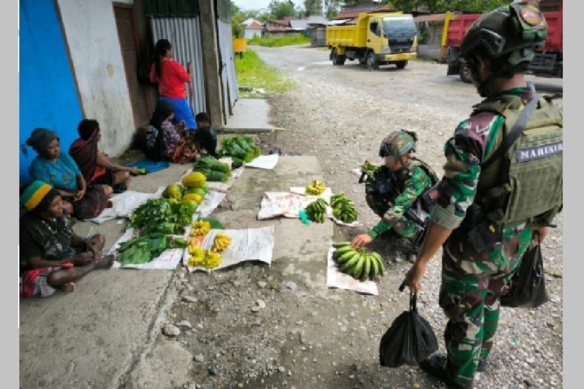 Satgas Yonif 6 Marinir Borong Hasil Tani, Warga Dekai Yahukimo Semringah