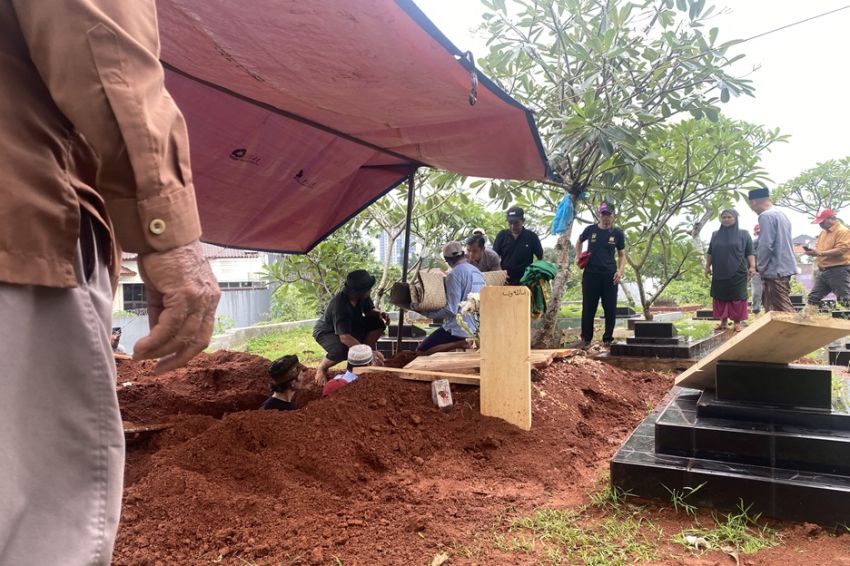 Satu Keluarga di Tangsel Meninggal Diduga Bunuh Diri, Jenazah Ibu dan Anak Dikubur dalam Satu Liang Lahat