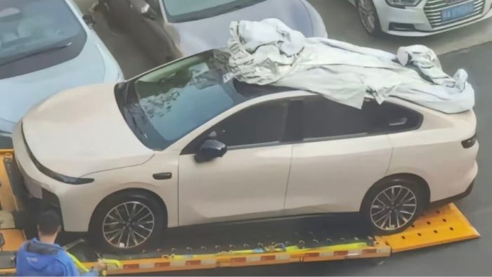 Sedan Listrik Berdarah China dan Eropa Ketangkap Basah Ngebut di Jalan