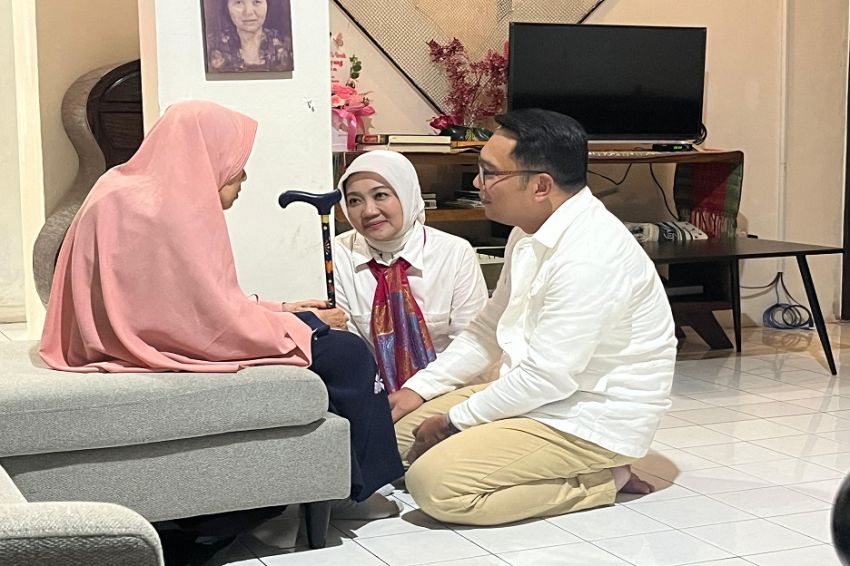 Selesai Mencoblos di Bandung, Ridwan Kamil Sungkeman dan Minta Doa Restu ke Ibunda