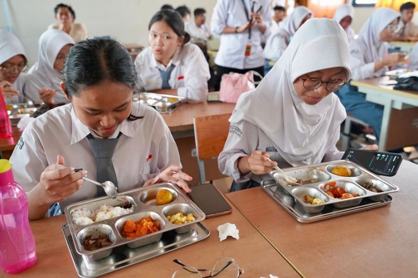 Tinjau Program MBG di Jakarta, Menko Polkam Apresiasi Kualitas Gizi Makanan