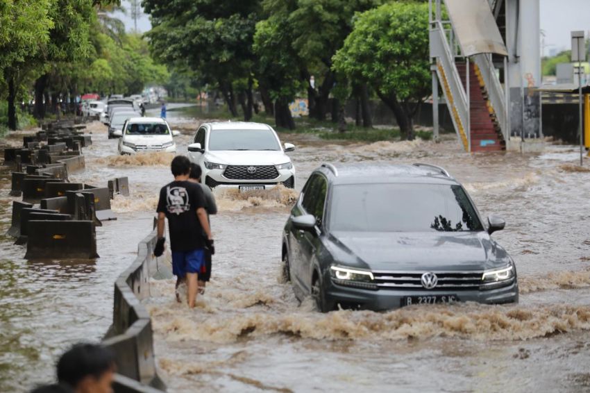 Tips Mengatasi Rem Mobil Macet Pasca Terendam Banjir