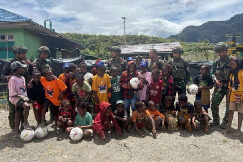 TNI Satgas Yonif 509 Kostrad Komsos dan Latihan Sepak Bola dengan Warga Papua Tengah