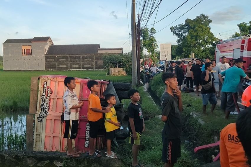 Truk dan Pikap Adu Banteng di Jalan Wates-Purworejo, 2 Korban Terjepit