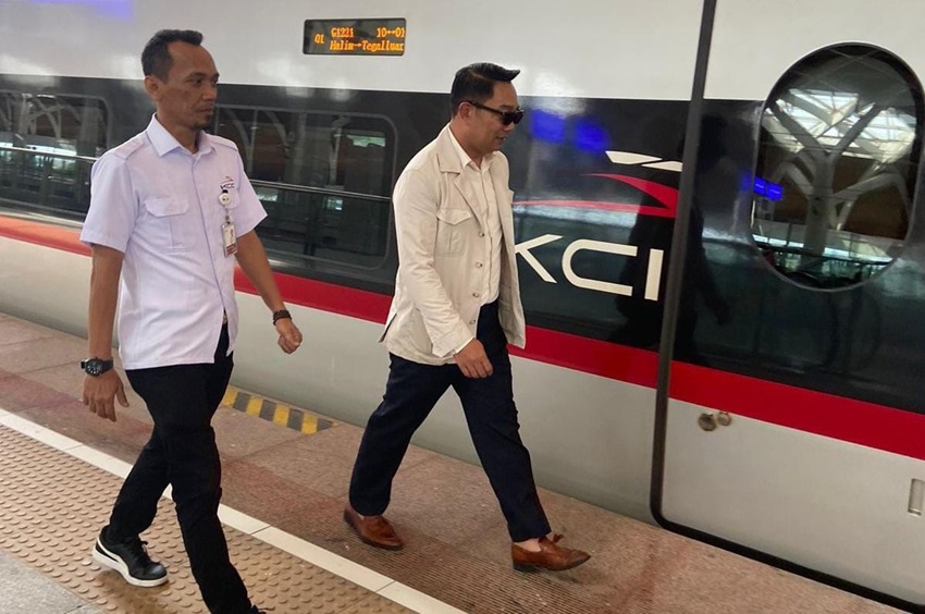 Usai Antarkan Bahlil ke TPS, Ridwan Kamil OTW Naik Whoosh Nyoblos di Bandung